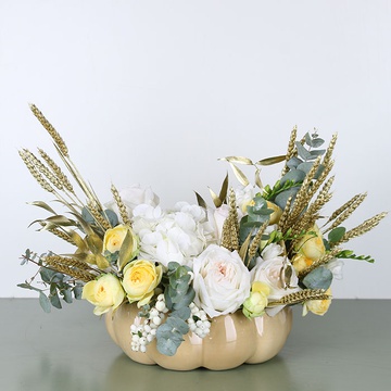 Composition in a ceramic pumpkin "White Gold"