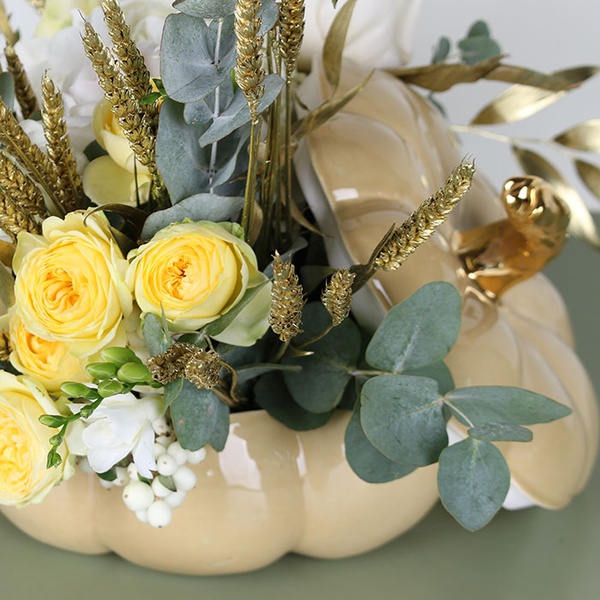 Composition in a ceramic pumpkin "White Gold"