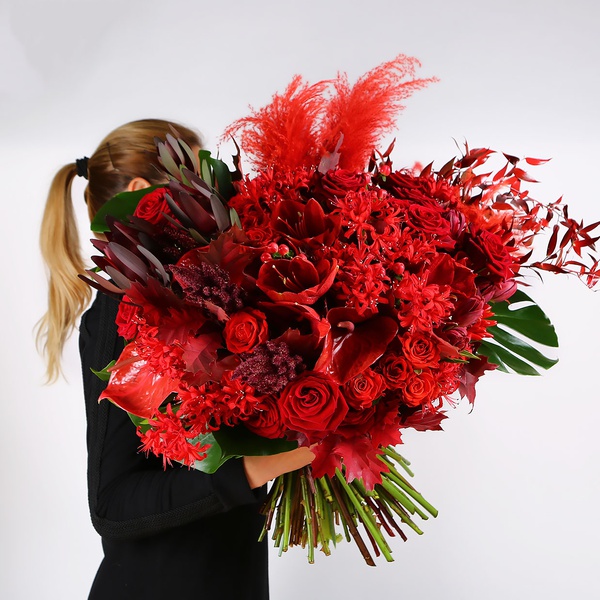 Bouquet in red shades