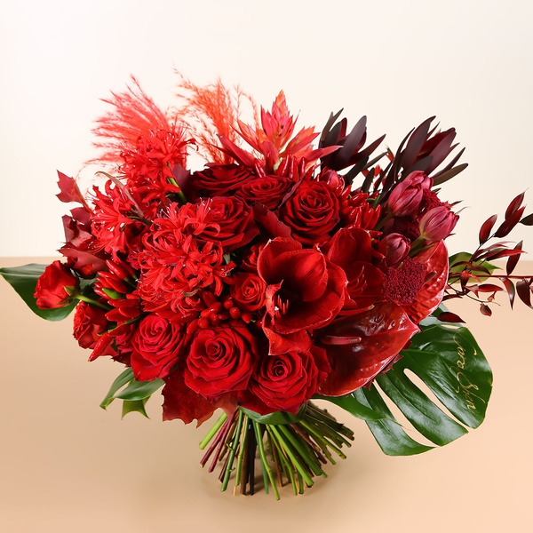 Bouquet in shades of red with amaryllis