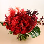 Bouquet in shades of red with amaryllis