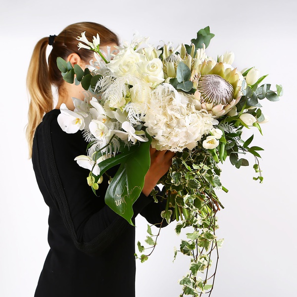 Букет с белой протеей