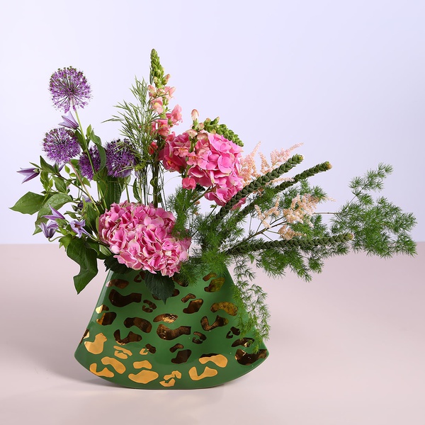 Composition of hydrangeas in a vase "JAPANESE SIGNATURE"