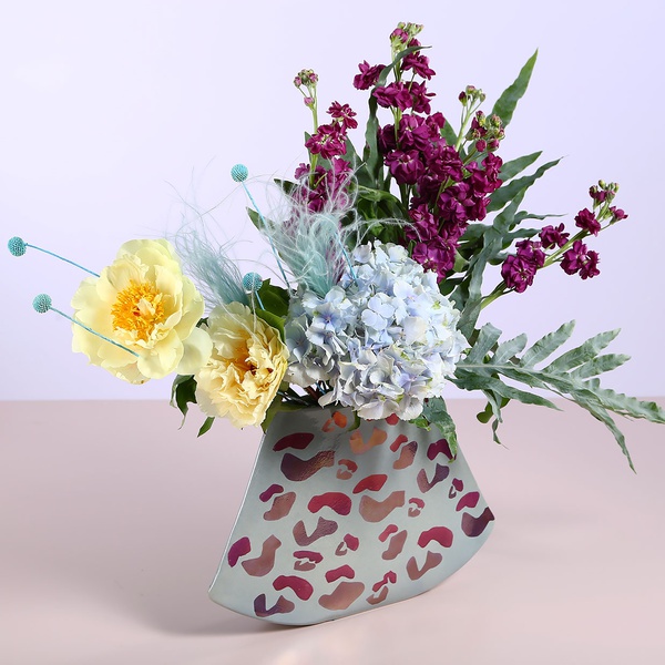 Композиция с желтыми пионами в вазе "JAPANESE SIGNATURE"