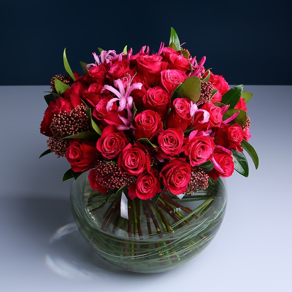 Bouquet in raspberry tones in a vase