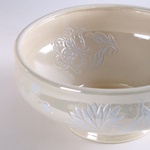 White ceramic Makytra with mother-of-pearl