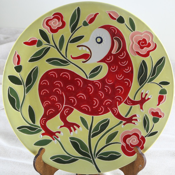 Plate "A fashionista monkey walks among the roses"