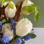 Floral composition in pots with muscarias