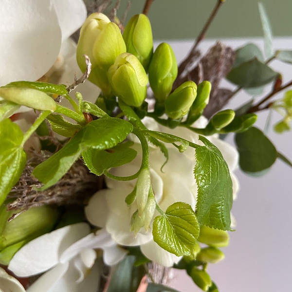 Floral composition in a pots
