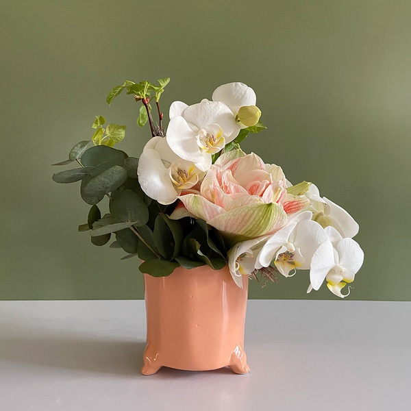 Floral composition in a pots