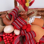 Пасхальная корзинка с керамическими колокольчиками и свистульками