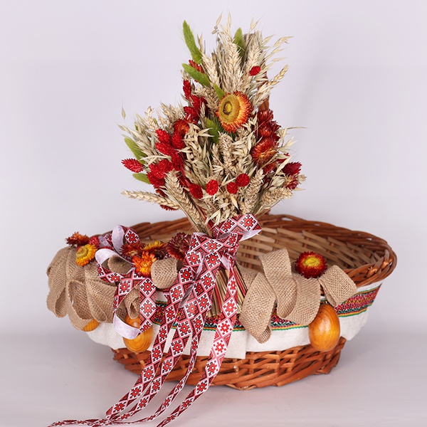 Basket with Easter decor