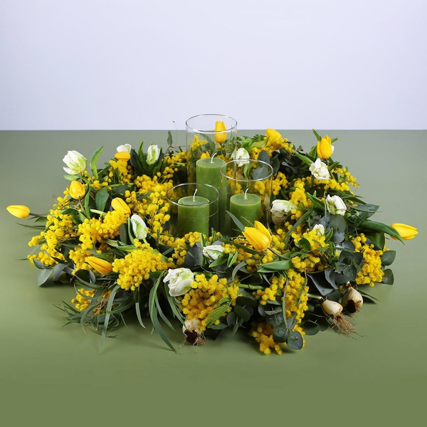 Floral composition with tulips and candles
