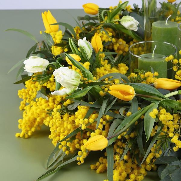Floral composition with tulips and candles