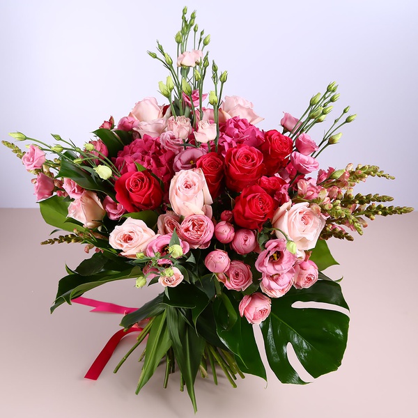 Bouquet in pink and raspberry tones