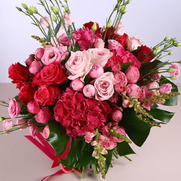 Bouquet in pink and raspberry tones