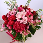 Bouquet in pink and raspberry tones