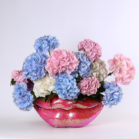 The “Hydrangea-Colored Lips” arrangement