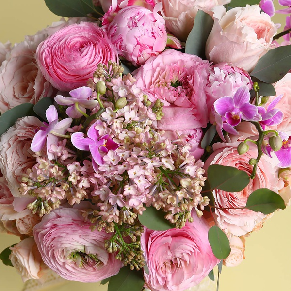 Bouquet with garden roses and phalaenopsis