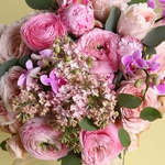 Bouquet with garden roses and phalaenopsis