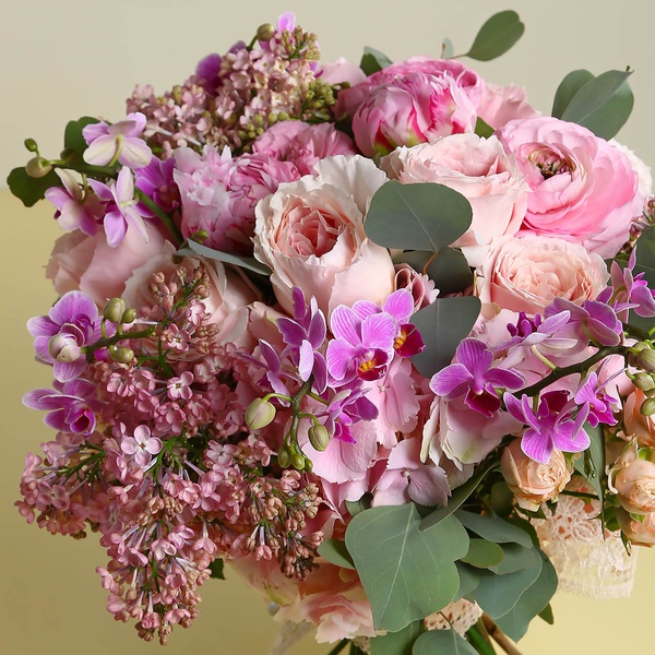 Bouquet with garden roses and phalaenopsis