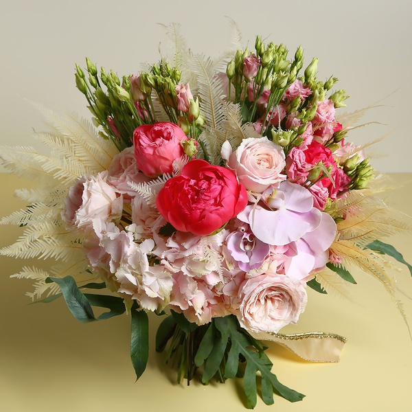 Bouquet with hydrangea and eustoma
