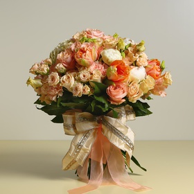 Bouquet white-peach tones with roses