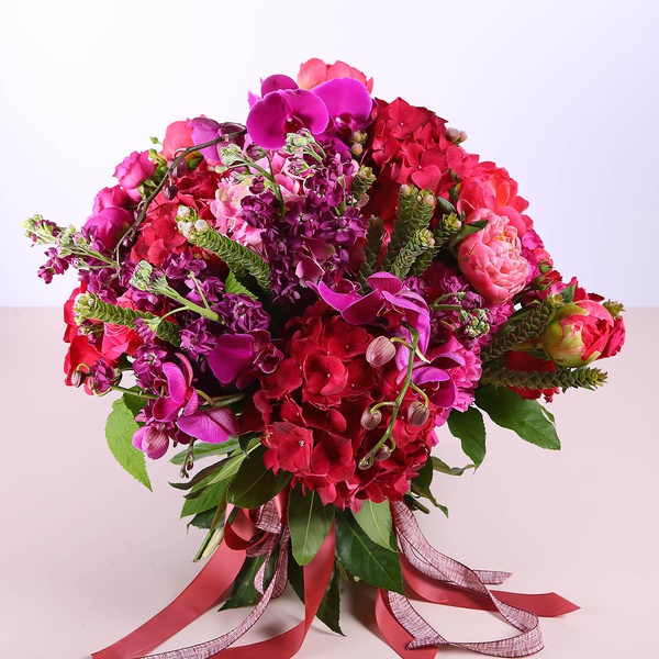 Bouquet in shades of raspberry with hydrangea