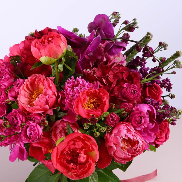 Bouquet in shades of raspberry with hydrangea