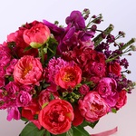 Bouquet in shades of raspberry with hydrangea