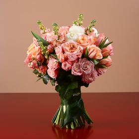 Prefabricated bouquet with peach roses