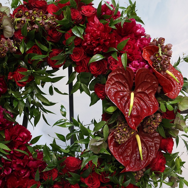 Mourning wreath in burgundy tones