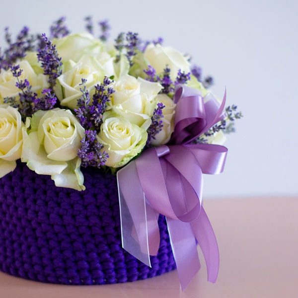 Roses with lavender in a knitted box