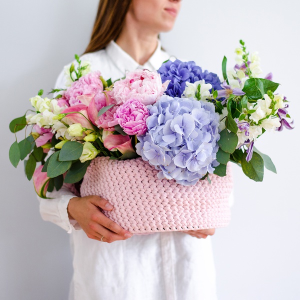 Rose-lilac composition in a wicker box
