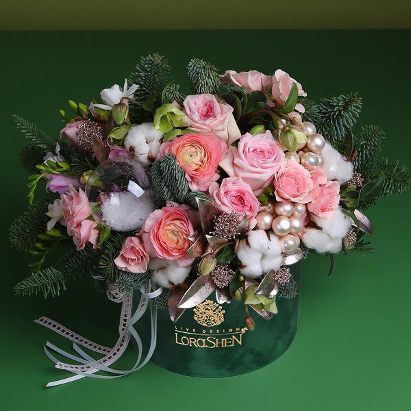 Winter composition of roses and ranunculus