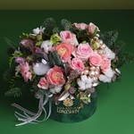 Winter composition of roses and ranunculus
