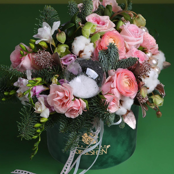 Winter composition of roses and ranunculus