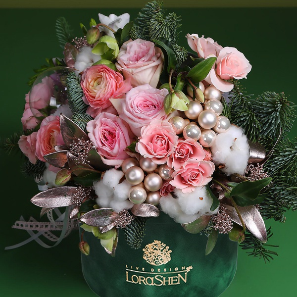 Winter composition of roses and ranunculus