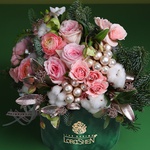 Winter composition of roses and ranunculus