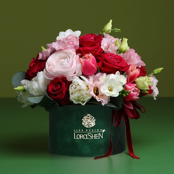 Delicate flowers in a velvet hat box