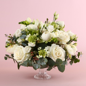 “White Silence” is a refined interior floral composition