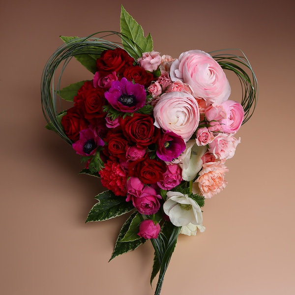 Floral heart-shaped composition, Size M