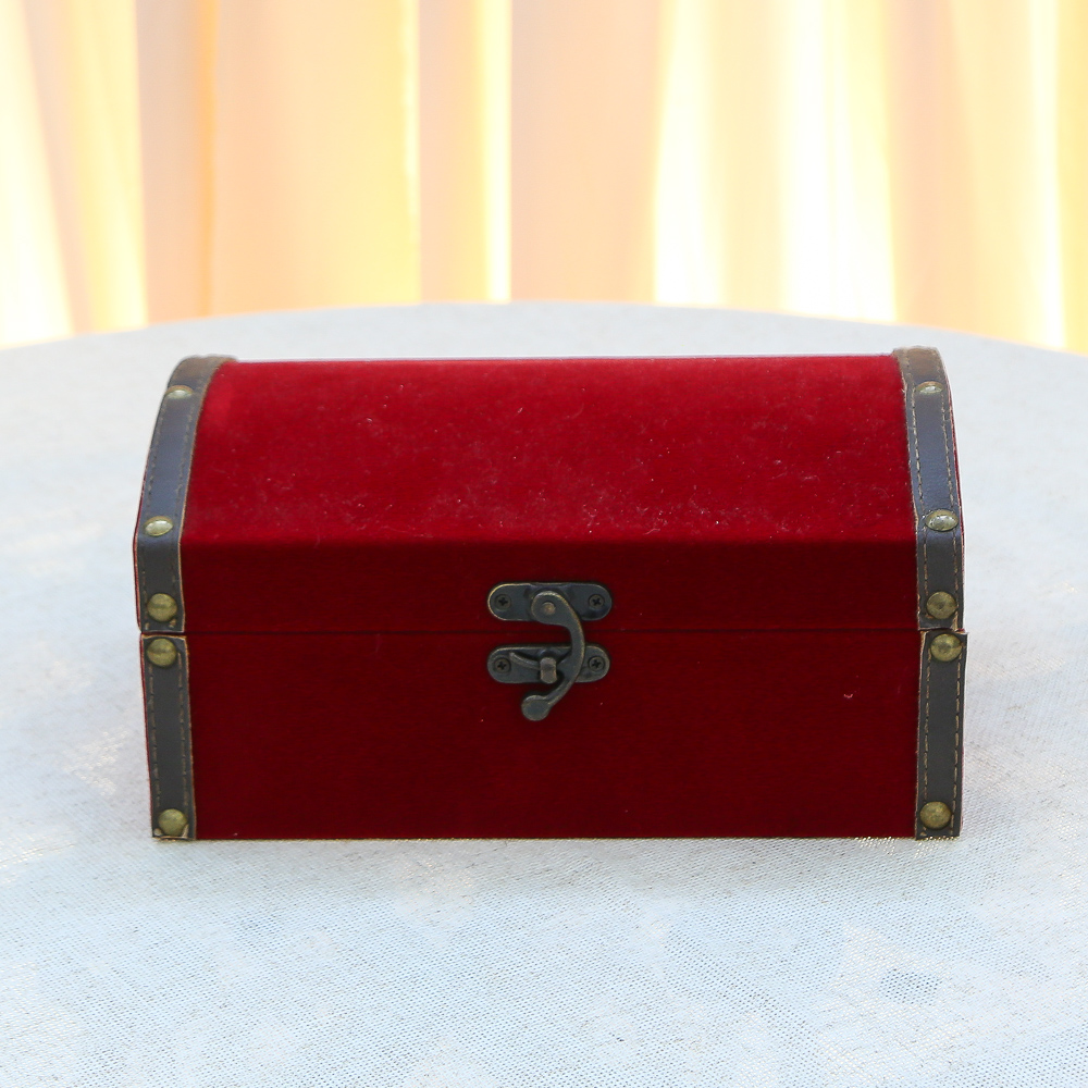 Elegant and sophisticated box in noble burgundy velvet