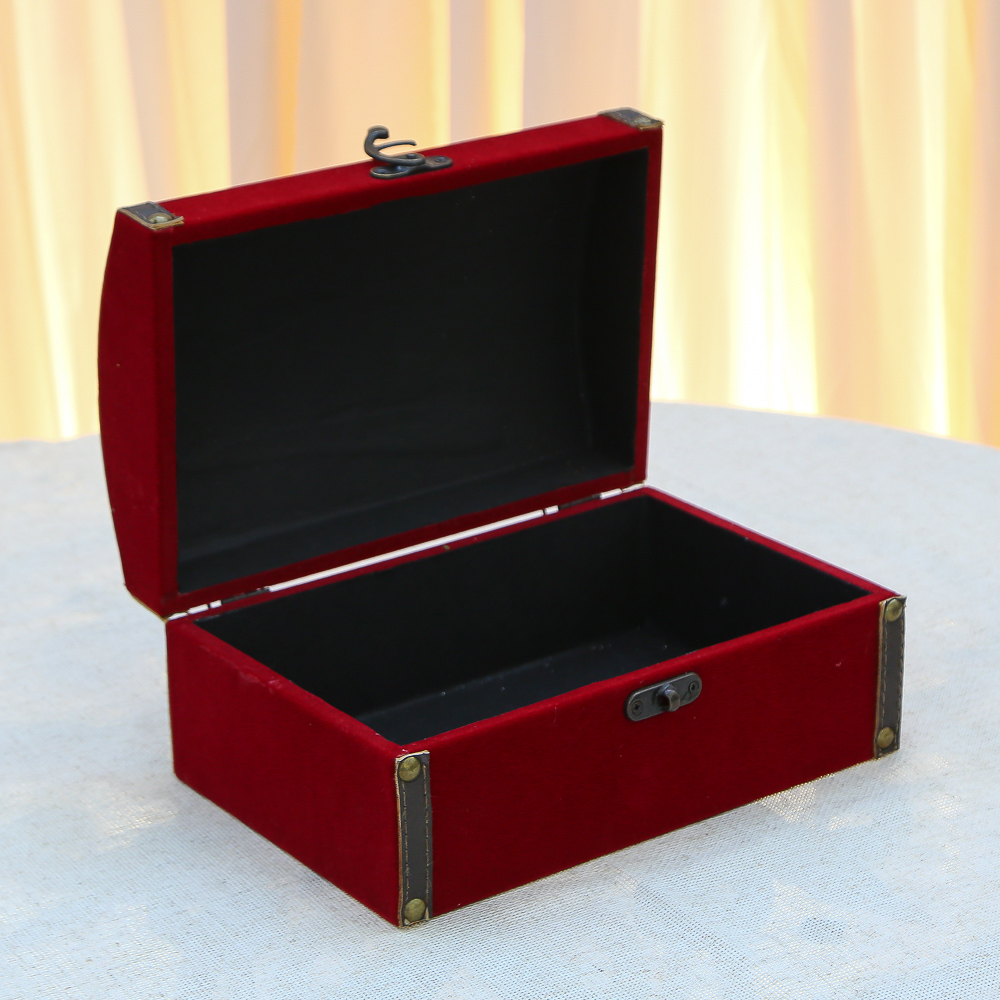 Elegant and sophisticated box in noble burgundy velvet