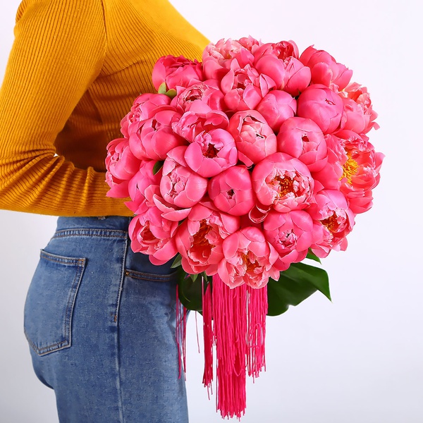 Bouquet of 35 coral-pink peonies