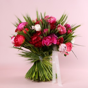 «Wildfield Bloom» is a bouquet of peonies and wheat where