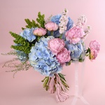 The smaller «Pastel Breeze» — a bouquet of hydrangeas and peonies