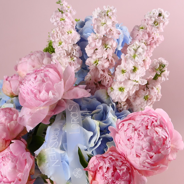 The smaller «Pastel Breeze» — a bouquet of hydrangeas and peonies