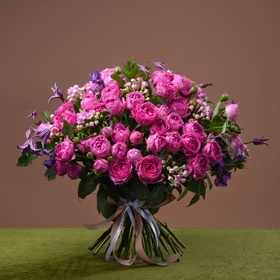 Букет из садовых роз и клематиса