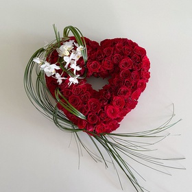 Сердце из роз с фаленопсисом